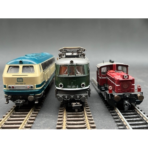 137 - Three HO Roco boxed Diesel/Electric locomotives of the DB each Tested Runner
(1100g)
Roco 43477 Clas... 