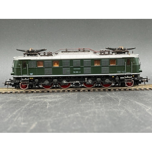 137 - Three HO Roco boxed Diesel/Electric locomotives of the DB each Tested Runner
(1100g)
Roco 43477 Clas... 