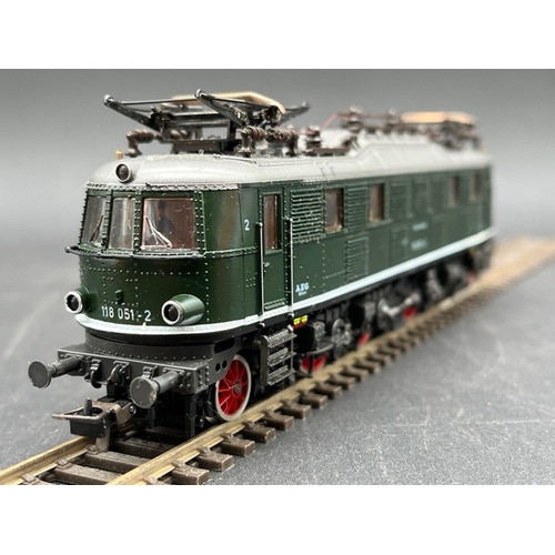 137 - Three HO Roco boxed Diesel/Electric locomotives of the DB each Tested Runner
(1100g)
Roco 43477 Clas... 