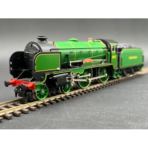 197 - Hornby R648 SR 4-4-0 Tonbridge Schools Royal Doulton 50th Anniversary collection - Tested Runner
(11... 