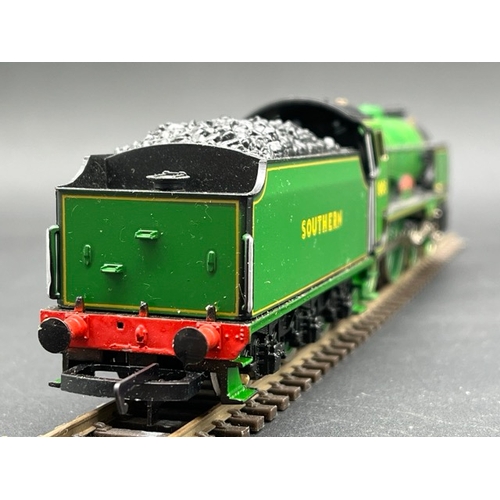 197 - Hornby R648 SR 4-4-0 Tonbridge Schools Royal Doulton 50th Anniversary collection - Tested Runner
(11... 