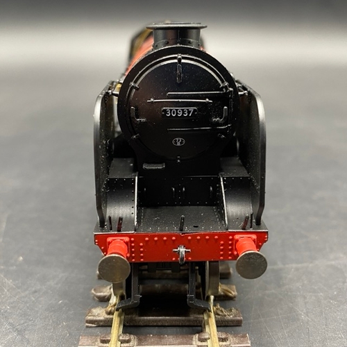 344 - Hornby R3194 Class V Schools 4-4-0 30937 'Epsom' in BR Black with early emblem - Tested Runner
(600g... 