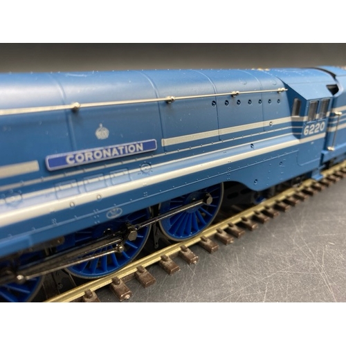 348 - Hornby R2206 Streamlined Coronation Class 4-6-2 