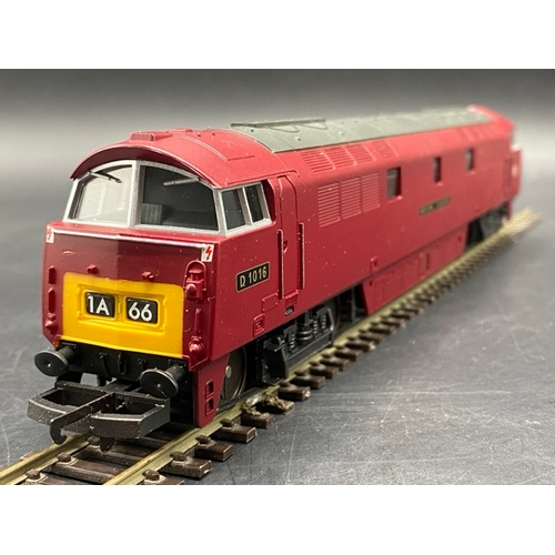 350 - 3 Maroon livery Lima Diesel Locomotives - 2 Tested Runners
(1400g)
Lima L205128 Class 42 Warship D83... 