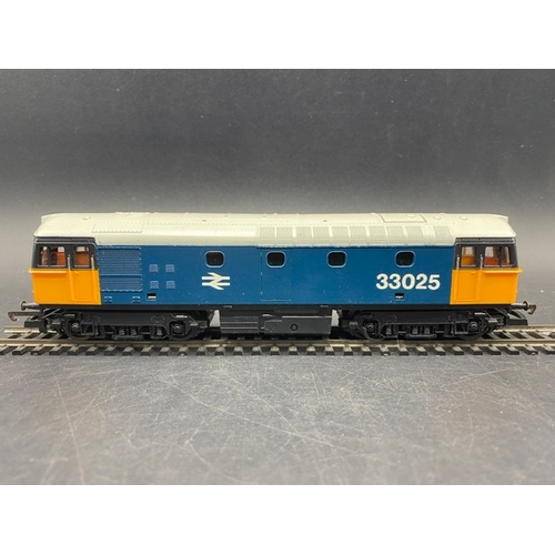 356 - 2 Boxed Lima Diesel Locomotives - Tested Runners
(900g)
Lima L205115b Class 33 33025 in BR blue
Lima... 