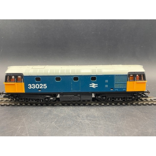 356 - 2 Boxed Lima Diesel Locomotives - Tested Runners
(900g)
Lima L205115b Class 33 33025 in BR blue
Lima... 