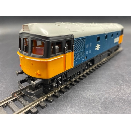 356 - 2 Boxed Lima Diesel Locomotives - Tested Runners
(900g)
Lima L205115b Class 33 33025 in BR blue
Lima... 