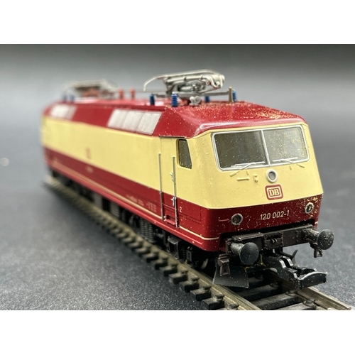 148 - Two HO gauge boxed Fleischmann Locomotives - both Tested Runners
(1100g)
Fleischmann 4375 Class BR 1... 