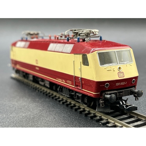 148 - Two HO gauge boxed Fleischmann Locomotives - both Tested Runners
(1100g)
Fleischmann 4375 Class BR 1... 