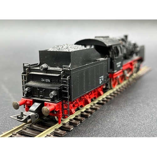 152 - Two HO gauge boxed Fleischmann Locomotives - one Tested Runner
(700g)
Fleischmann 4140 Class BR 24 4... 