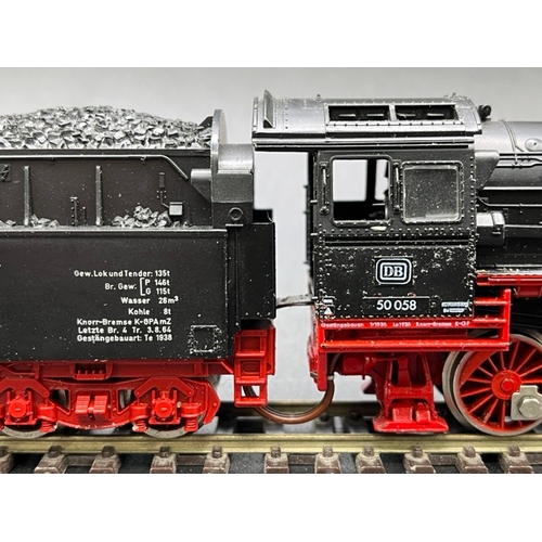 153 - Two HO gauge boxed Fleischmann Locomotives - one Tested Runner
(1200g)
Fleischmann 4175 Class BR 50 ... 