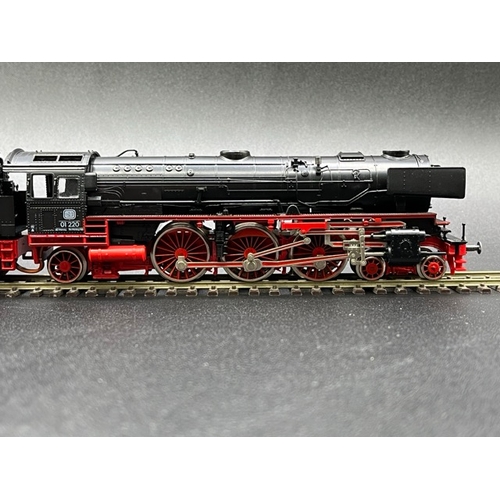 156 - Two HO gauge boxed Fleischmann Locomotives - both Tested Runners
(900g)
Fleischmann 4170 Class BR 01... 