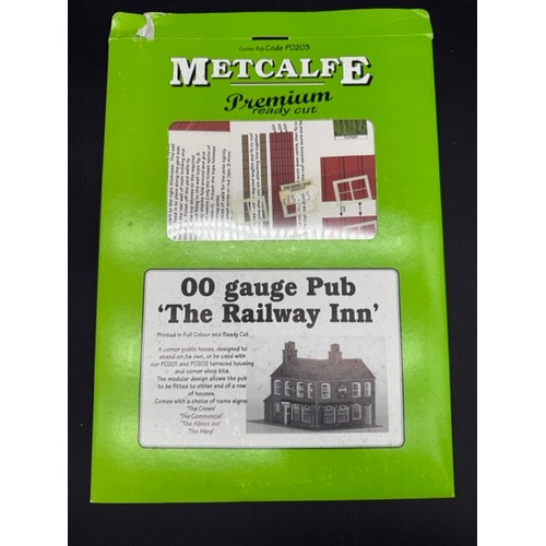 117 - 27 OO/HO Metcalfe Ready Cut Card Kits. (As New and Opened, See photographs).
(11000g). (27).
1 PO202... 