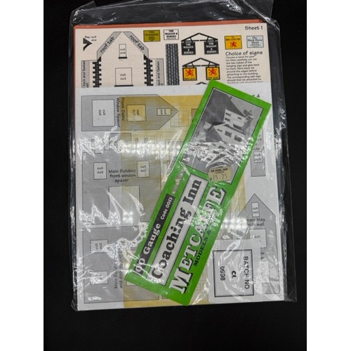 117 - 27 OO/HO Metcalfe Ready Cut Card Kits. (As New and Opened, See photographs).
(11000g). (27).
1 PO202... 