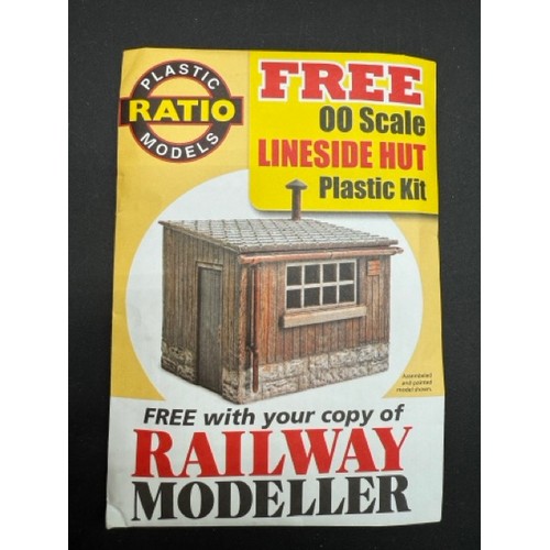 118 - 111 Ratio HO/OO Trackside Scenic Kits As New in Packaging.
(8300g) 
1 x 250 Signal Remote Control
1 ... 