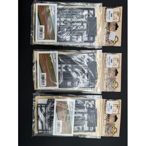 118 - 111 Ratio HO/OO Trackside Scenic Kits As New in Packaging.
(8300g) 
1 x 250 Signal Remote Control
1 ... 