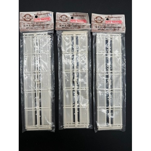 118 - 111 Ratio HO/OO Trackside Scenic Kits As New in Packaging.
(8300g) 
1 x 250 Signal Remote Control
1 ... 