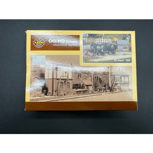 118 - 111 Ratio HO/OO Trackside Scenic Kits As New in Packaging.
(8300g) 
1 x 250 Signal Remote Control
1 ... 