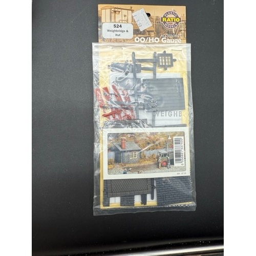 118 - 111 Ratio HO/OO Trackside Scenic Kits As New in Packaging.
(8300g) 
1 x 250 Signal Remote Control
1 ... 