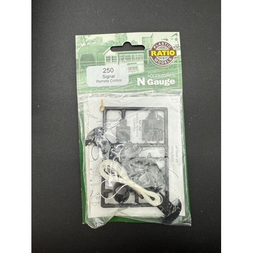 118 - 111 Ratio HO/OO Trackside Scenic Kits As New in Packaging.
(8300g) 
1 x 250 Signal Remote Control
1 ... 