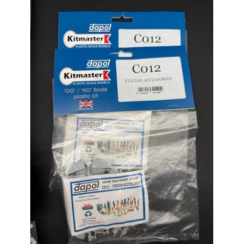 121 - 20 Dapol OO/HO Scale Plastic Kits As new in packaging & 3 Opened packs.
(1400g). (23)
2 x CO12 Stati... 