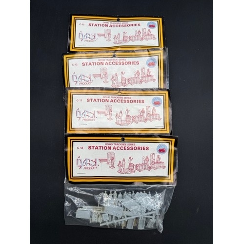 121 - 20 Dapol OO/HO Scale Plastic Kits As new in packaging & 3 Opened packs.
(1400g). (23)
2 x CO12 Stati... 