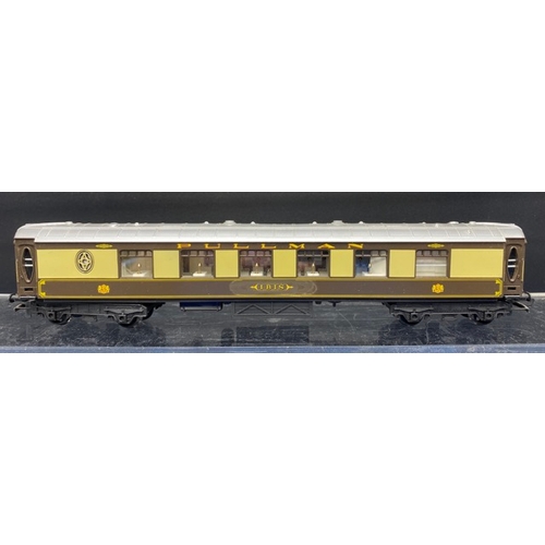 434 - Four Hornby Umber and Cream Pullman coaches each with different name/number
(1000g)
Includes; Ibis, ... 