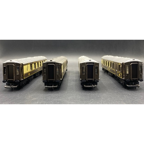 434 - Four Hornby Umber and Cream Pullman coaches each with different name/number
(1000g)
Includes; Ibis, ... 