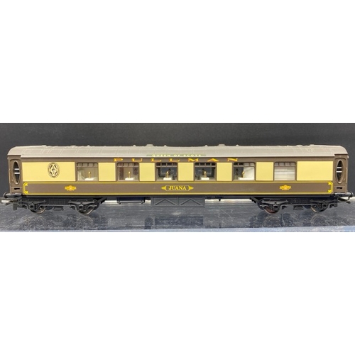 435 - Two coaches from Hornby R1024 Queen of Scots set 'Sheila' and 'Juana'
(500g)
Umber & cream Pullman l... 