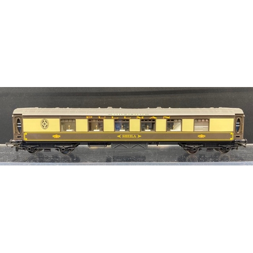 435 - Two coaches from Hornby R1024 Queen of Scots set 'Sheila' and 'Juana'
(500g)
Umber & cream Pullman l... 