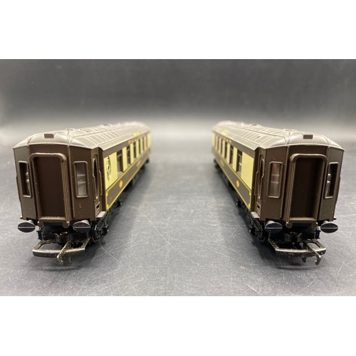 435 - Two coaches from Hornby R1024 Queen of Scots set 'Sheila' and 'Juana'
(500g)
Umber & cream Pullman l... 