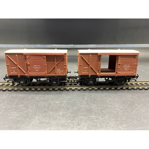 436 - 11 OO gauge BR Bauxite/Brown livery Vans
(850g)
Airfix GMR (Great Model Railways) 54300-4 12 ton ven... 