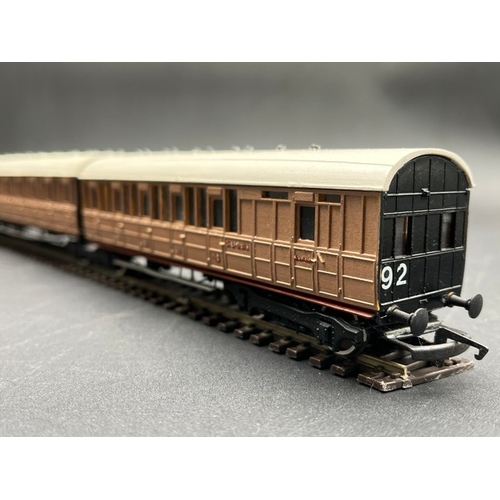 440 - Rake of 4 LNER teak Coaches 3rd class with Jacobs bogies, plastic Kit built 'Ready-to-Roll'
(600g)
N... 