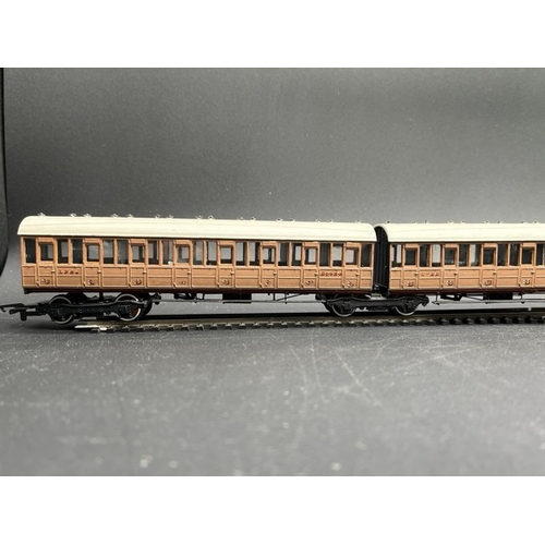 440 - Rake of 4 LNER teak Coaches 3rd class with Jacobs bogies, plastic Kit built 'Ready-to-Roll'
(600g)
N... 