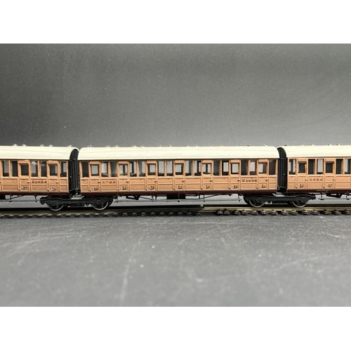 440 - Rake of 4 LNER teak Coaches 3rd class with Jacobs bogies, plastic Kit built 'Ready-to-Roll'
(600g)
N... 