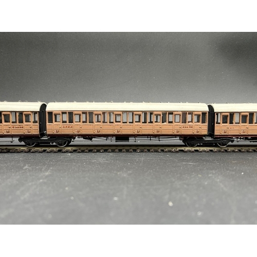 440 - Rake of 4 LNER teak Coaches 3rd class with Jacobs bogies, plastic Kit built 'Ready-to-Roll'
(600g)
N... 