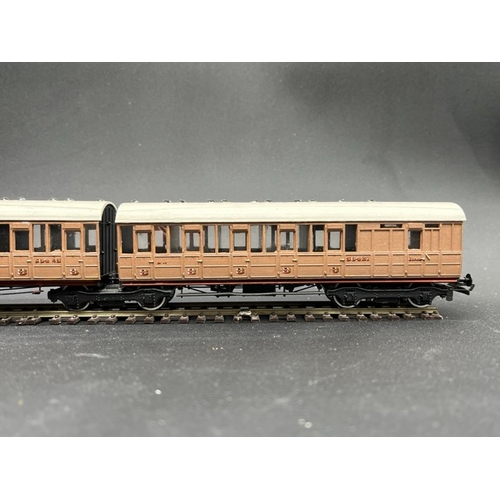 440 - Rake of 4 LNER teak Coaches 3rd class with Jacobs bogies, plastic Kit built 'Ready-to-Roll'
(600g)
N... 