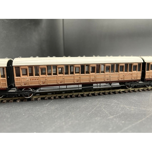 440 - Rake of 4 LNER teak Coaches 3rd class with Jacobs bogies, plastic Kit built 'Ready-to-Roll'
(600g)
N... 