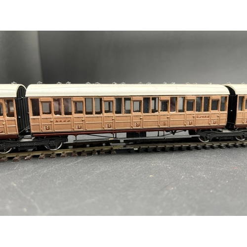 440 - Rake of 4 LNER teak Coaches 3rd class with Jacobs bogies, plastic Kit built 'Ready-to-Roll'
(600g)
N... 