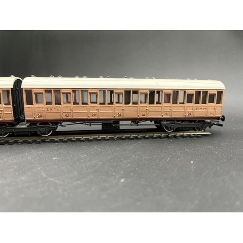 440 - Rake of 4 LNER teak Coaches 3rd class with Jacobs bogies, plastic Kit built 'Ready-to-Roll'
(600g)
N... 