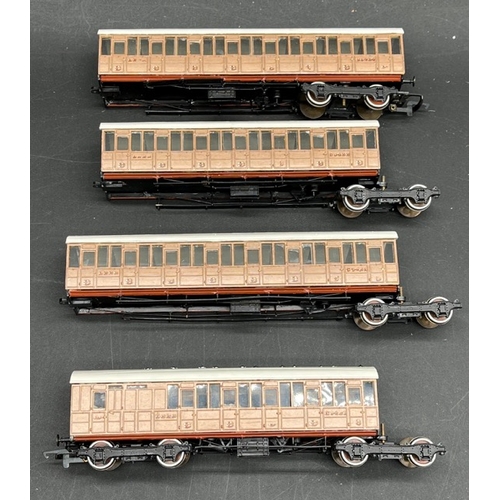 440 - Rake of 4 LNER teak Coaches 3rd class with Jacobs bogies, plastic Kit built 'Ready-to-Roll'
(600g)
N... 