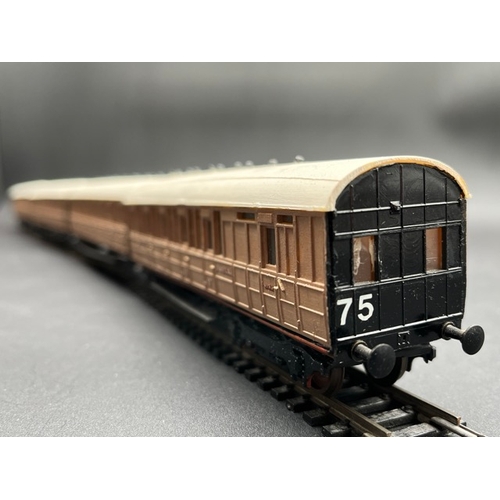 441 - Rake of 4 LNER teak Coaches 1st/3rd class with Jacobs bogies, plastic Kit built 'Ready-to-Roll'
(600... 