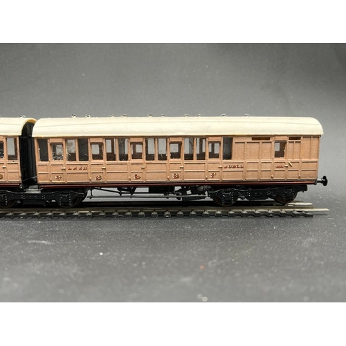 441 - Rake of 4 LNER teak Coaches 1st/3rd class with Jacobs bogies, plastic Kit built 'Ready-to-Roll'
(600... 