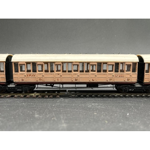 441 - Rake of 4 LNER teak Coaches 1st/3rd class with Jacobs bogies, plastic Kit built 'Ready-to-Roll'
(600... 