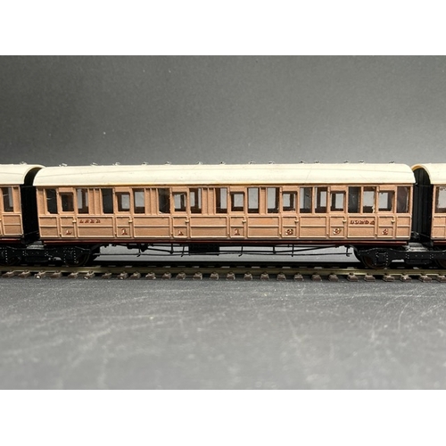 441 - Rake of 4 LNER teak Coaches 1st/3rd class with Jacobs bogies, plastic Kit built 'Ready-to-Roll'
(600... 