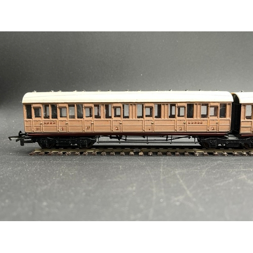 441 - Rake of 4 LNER teak Coaches 1st/3rd class with Jacobs bogies, plastic Kit built 'Ready-to-Roll'
(600... 