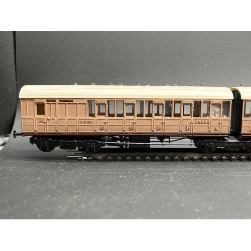 441 - Rake of 4 LNER teak Coaches 1st/3rd class with Jacobs bogies, plastic Kit built 'Ready-to-Roll'
(600... 