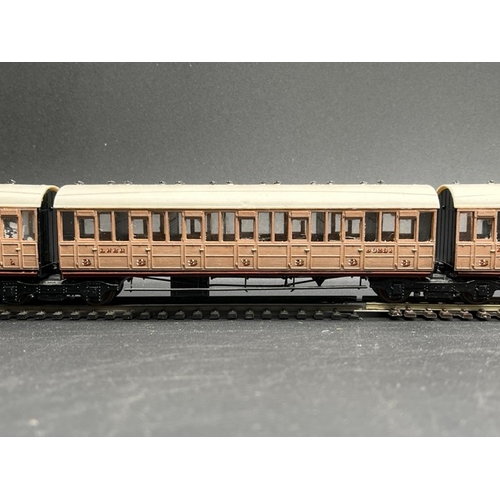 441 - Rake of 4 LNER teak Coaches 1st/3rd class with Jacobs bogies, plastic Kit built 'Ready-to-Roll'
(600... 