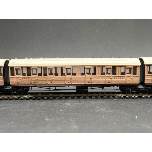 441 - Rake of 4 LNER teak Coaches 1st/3rd class with Jacobs bogies, plastic Kit built 'Ready-to-Roll'
(600... 