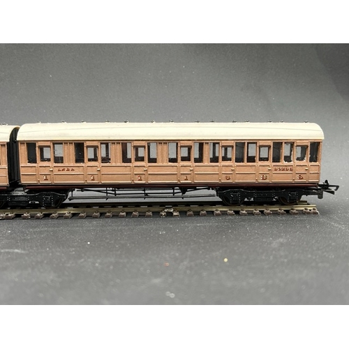 441 - Rake of 4 LNER teak Coaches 1st/3rd class with Jacobs bogies, plastic Kit built 'Ready-to-Roll'
(600... 